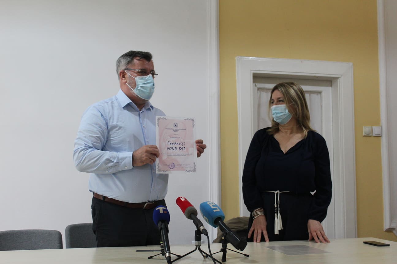Veran Matić prima zahvalnicu Instituta za neonatologiju u ime Fonda B92