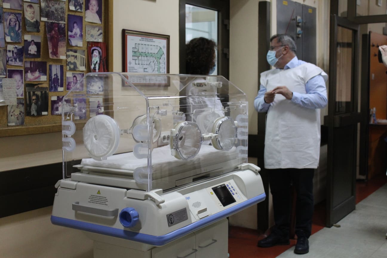 Novi stacionarni inkubator doniran Institutu za neonatologiju